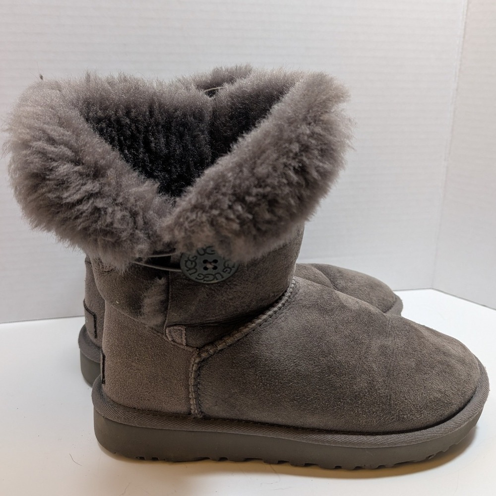 UGG Bailey Button II Boots Grey Sheepskin Fur Womens 5 Apres Ski Cozy Viral
